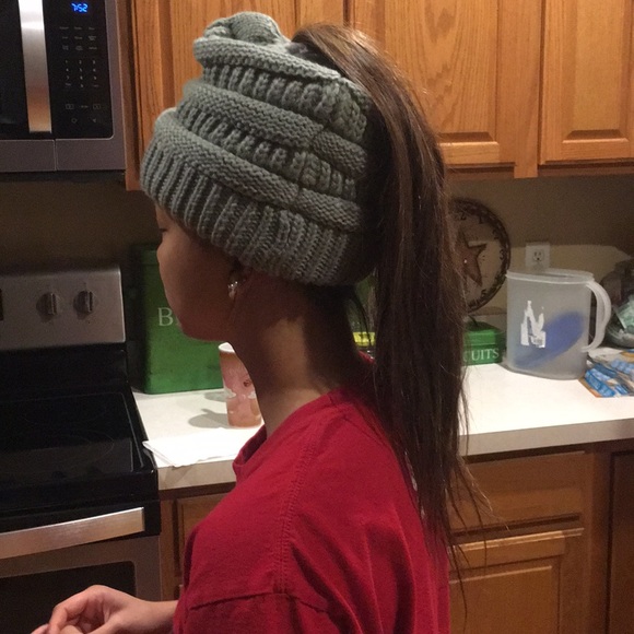 Women’s sage ponytail beanie never worn just model - Picture 3 of 9